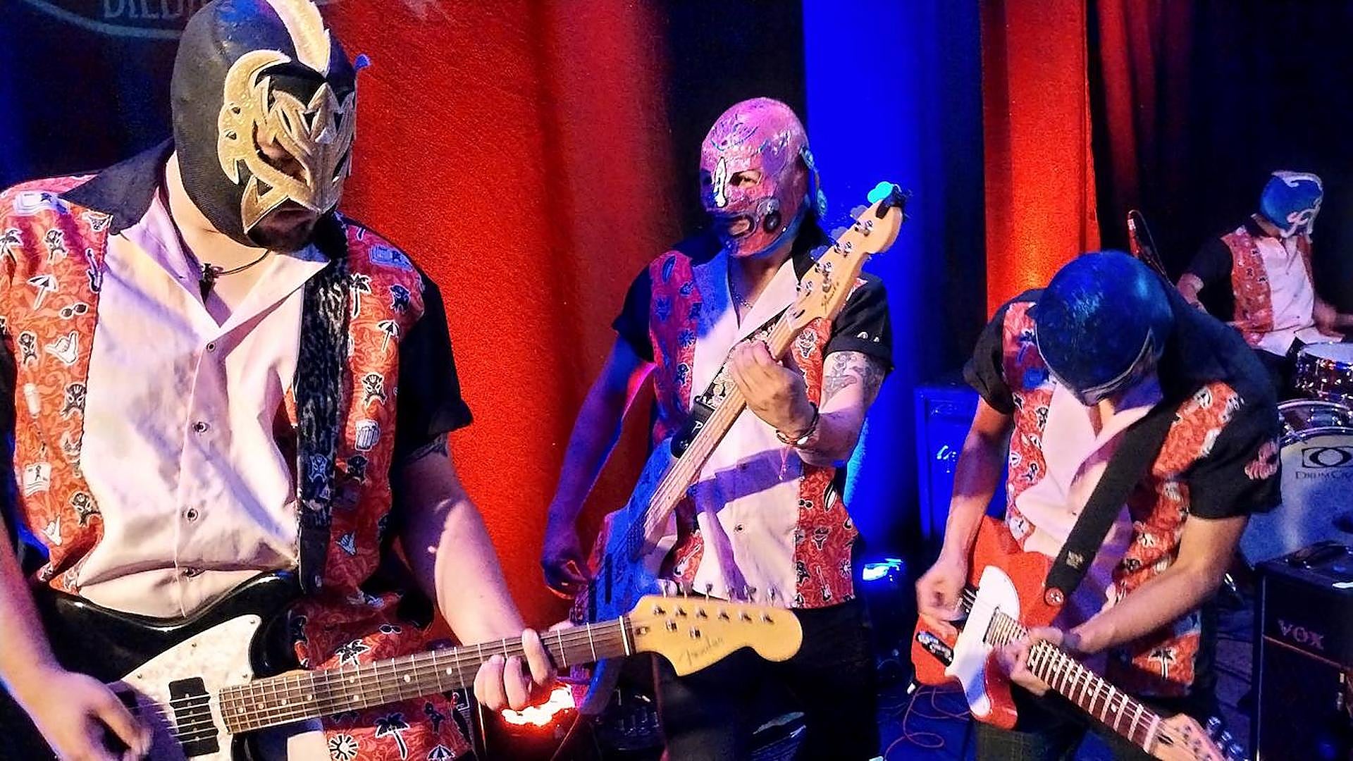 Доктор Тритон, красивые серферы в масках - nachedeucom